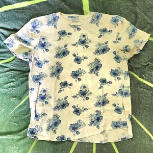 Rue21 Blue and White Floral Short Sleeve Tee